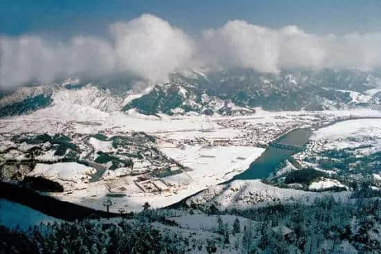 『诗词赏析』：山窗寒夜时，听雪洒竹林《名山胜景美雪图请珍藏》