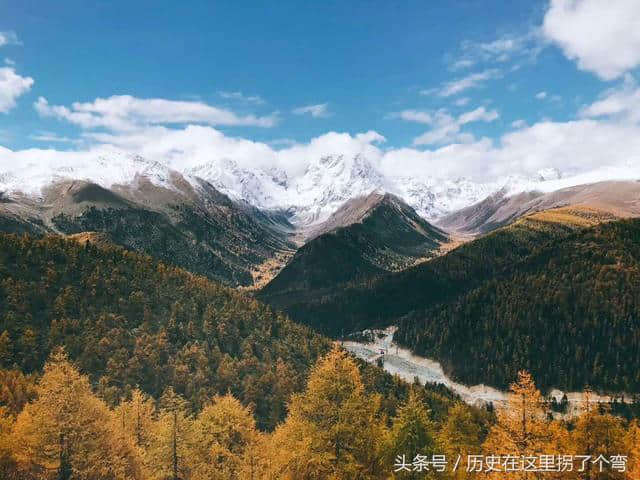 上联：红妆素裹妖饶景；请对下联