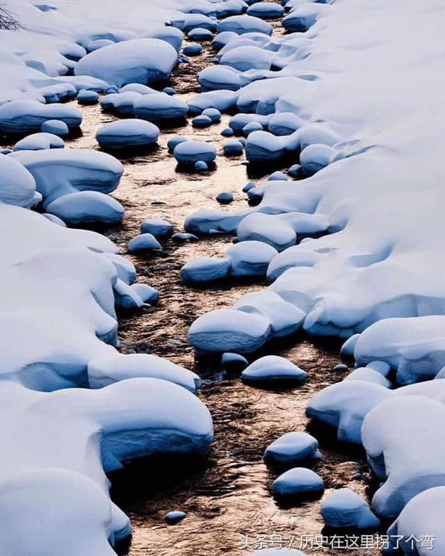 上联：红妆素裹妖饶景；请对下联