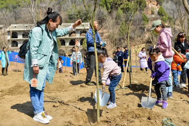 近10万游客共度中和节，热情点燃整座云丘山