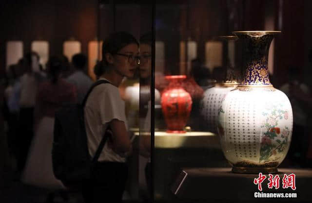 故宫博物院“万紫千红——中国古代花木题材文物特展”在午门展出