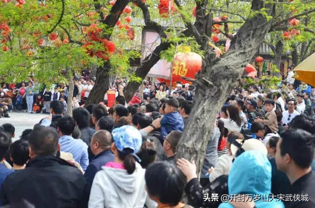 清明小长假第二天，开封万岁山人气火爆，人人人从从从众