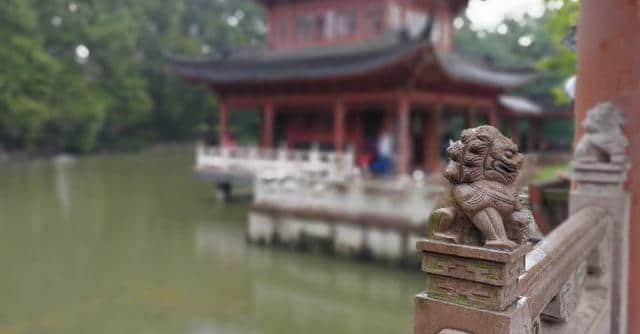 南朝四百八十寺，多少楼台烟雨中 杜牧诗中透露出深深的隐忧