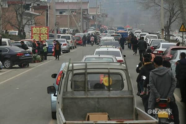 数公里车流人海挤满河道成奇观 厉害了！云丘山中和节