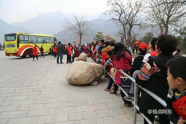 数公里车流人海挤满河道成奇观 厉害了！云丘山中和节