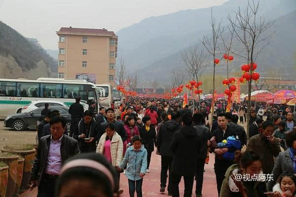 数公里车流人海挤满河道成奇观 厉害了！云丘山中和节