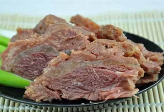 吃惯了牛羊肉？没事、这里还有骆驼肉！