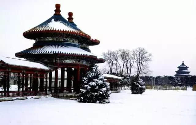 明日小雪：晚来天欲雪，能饮一杯无？