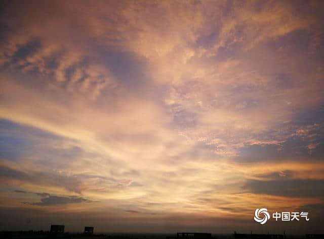 广东湛江雨后现绚烂红晚霞 染红天空