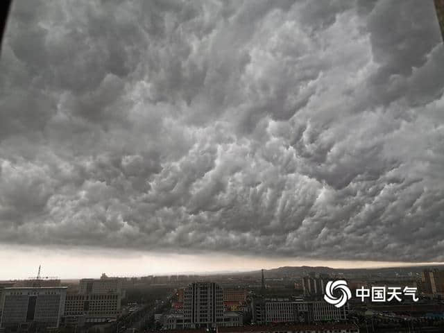 黑云压城城欲摧 乌兰察布惊现壮观积雨云