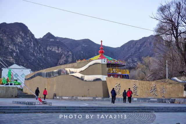 北京延庆：龙庆峡冰灯，五彩斑斓很壮丽，错过等一年—妞儿嬉游记