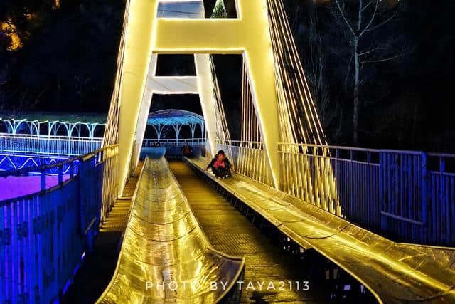 北京延庆：龙庆峡冰灯，五彩斑斓很壮丽，错过等一年—妞儿嬉游记