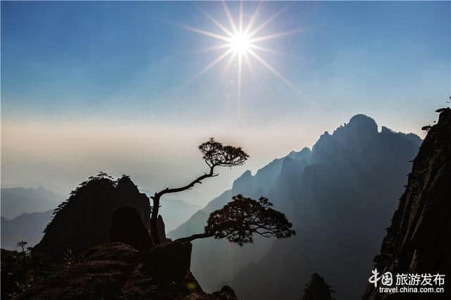 黄山呈现“晖落一丸红玛瑙 景沉千顷碧玻璃”景致