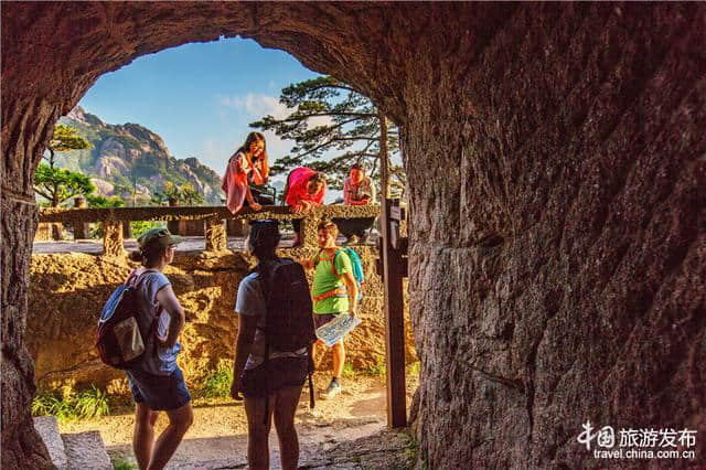 黄山呈现“晖落一丸红玛瑙 景沉千顷碧玻璃”景致