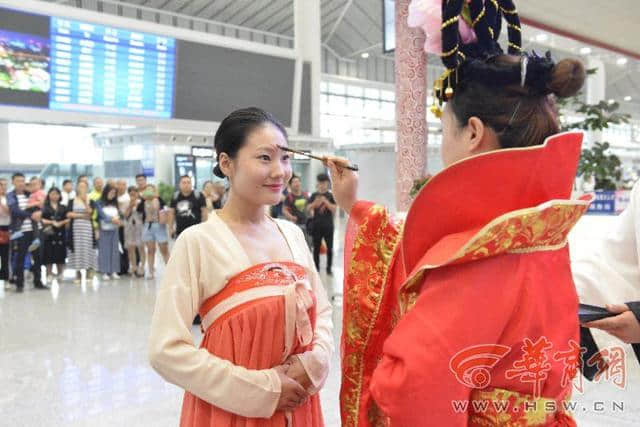 古人怎么过端午？候车大厅里示范沐兰汤画额