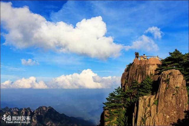 夏游黄山：天连青山碧 霞借落日红