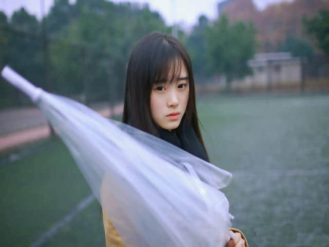 雨中唯美清纯美女