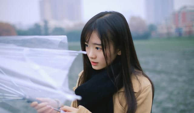 雨中唯美清纯美女