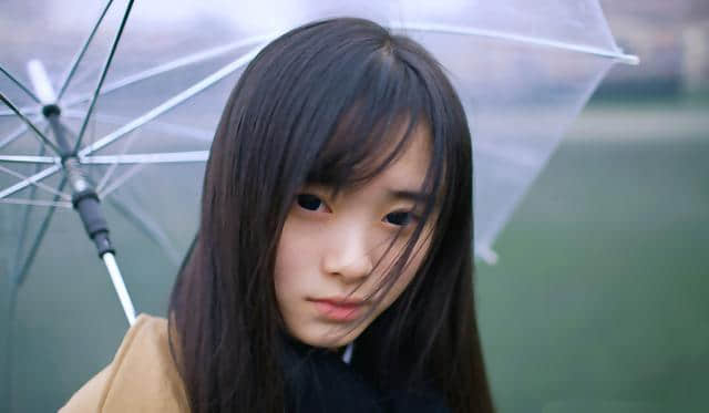 雨中唯美清纯美女