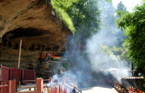 邛崃白鹤山上探秘寻幽 鹤林寺中打坐参禅