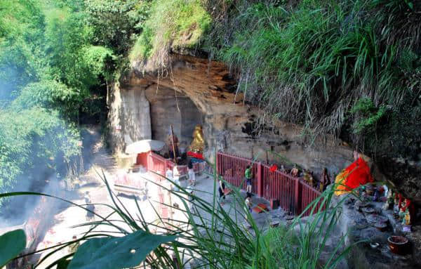 邛崃白鹤山上探秘寻幽 鹤林寺中打坐参禅