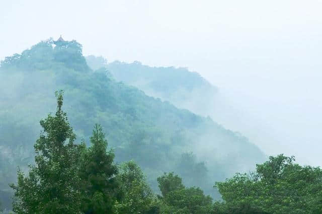 秋雨中的桐柏山