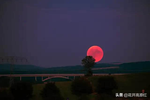 皓月当空……