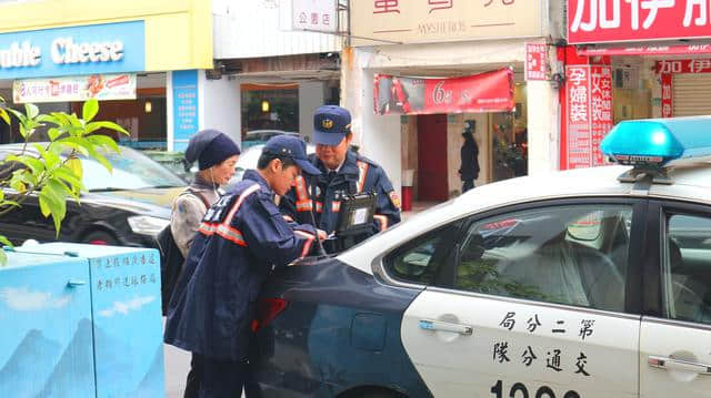 台南的赤崁楼景区，荷兰人向郑成功受降雕塑的故事