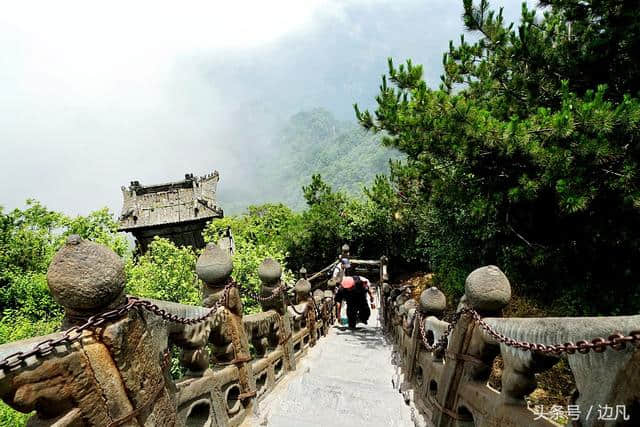 《行摄中原》登上直插云霄的武当最高峰天柱峰！