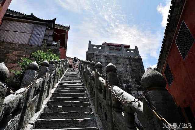 《行摄中原》登上直插云霄的武当最高峰天柱峰！