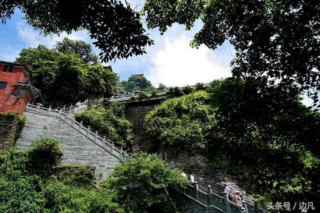 《行摄中原》登上直插云霄的武当最高峰天柱峰！