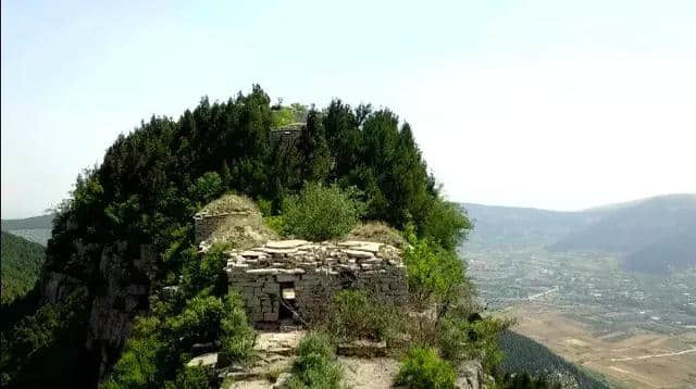 周末去哪玩丨登顶云翠山天柱峰，赏山东最美梯田