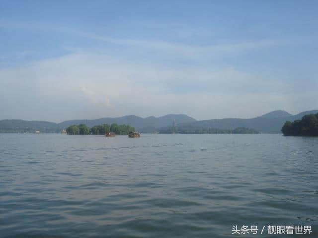 孤山不孤杭州西湖中，碧波环绕山暗香浮动