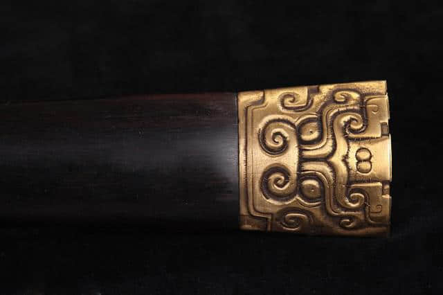中国国宝级铁剑，却被藏在英国博物馆，头发放于剑刃吹气可断