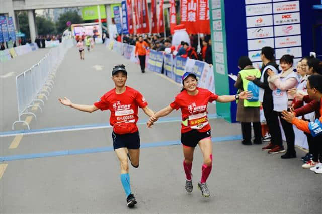 花香满径春风拂面，田野风光心旷神怡，8000跑友远安花海里畅跑马拉松