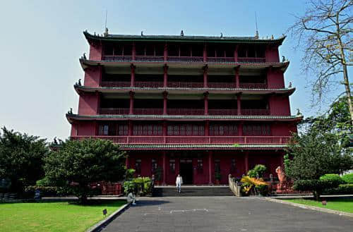 广州这座已有五百多年历史的古楼，现为广州博物馆，名曰镇海楼