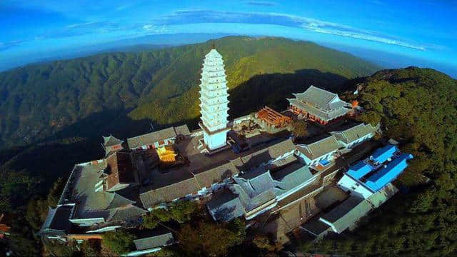 大理鸡足山，登上主峰天柱峰，苍山洱海，玉龙雪山都在眼前