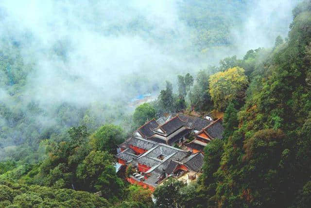 大理鸡足山，登上主峰天柱峰，苍山洱海，玉龙雪山都在眼前