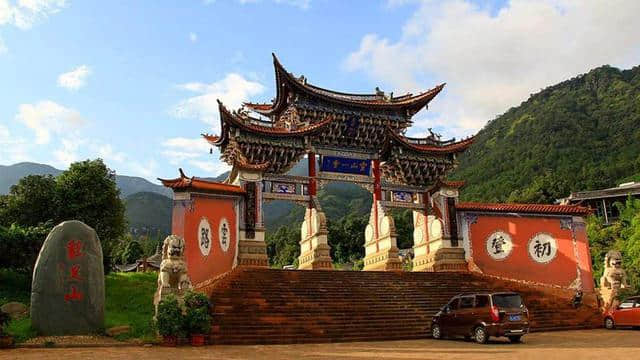 大理鸡足山，登上主峰天柱峰，苍山洱海，玉龙雪山都在眼前