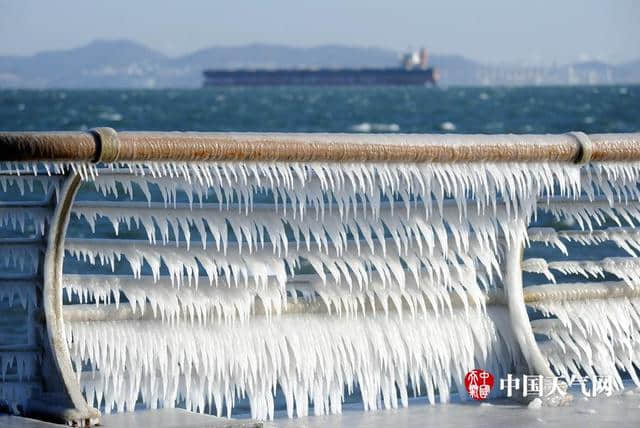 辽宁大连海域护栏现“瀚海阑干百丈冰”景观