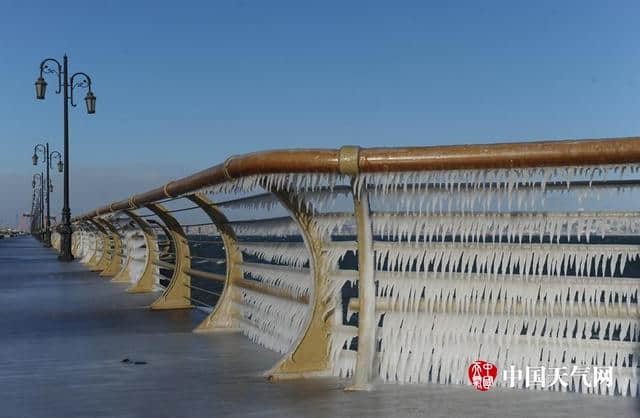 辽宁大连海域护栏现“瀚海阑干百丈冰”景观