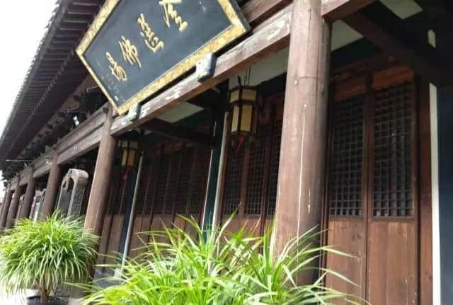 上海普陀区真如寺距今约有千年历史，香火旺盛，步步生莲很美