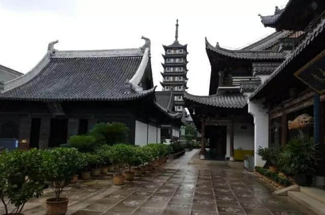 上海普陀区真如寺距今约有千年历史，香火旺盛，步步生莲很美