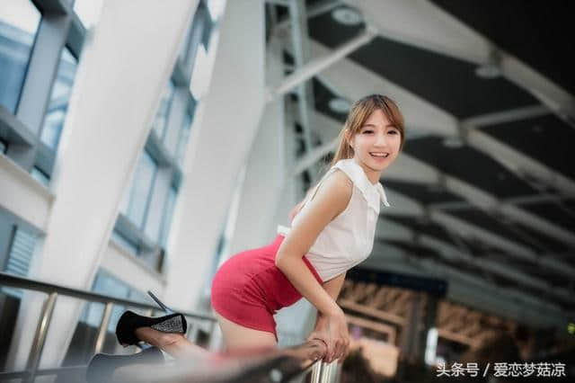 绿林中的靓丽美少女——明眸皓齿