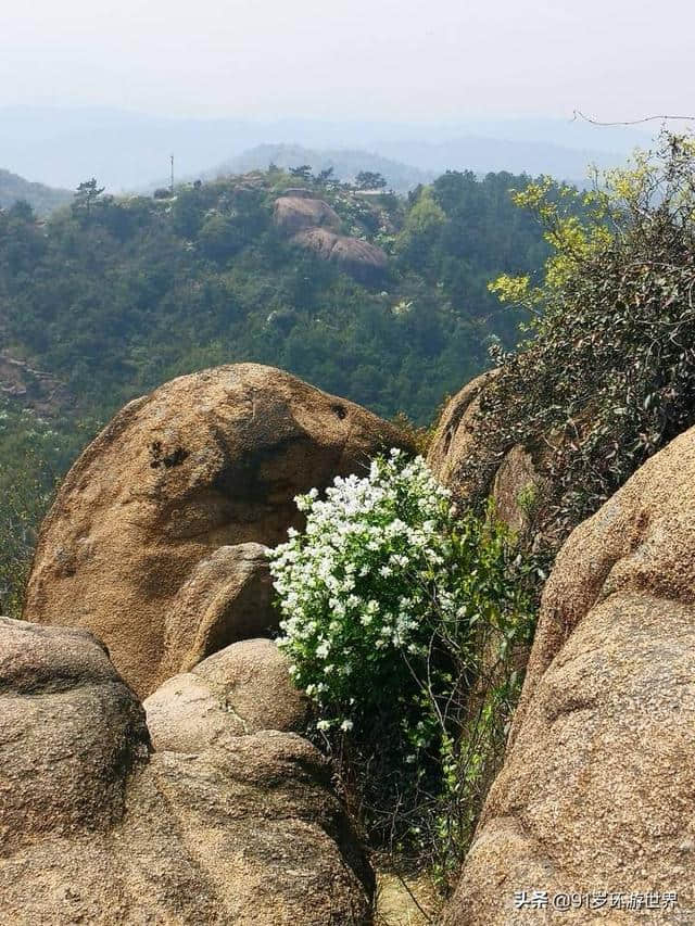 天平山景区位于苏州古城西南，是太湖国家风景名胜区的核心景区