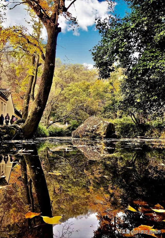 天平山景区位于苏州古城西南，是太湖国家风景名胜区的核心景区