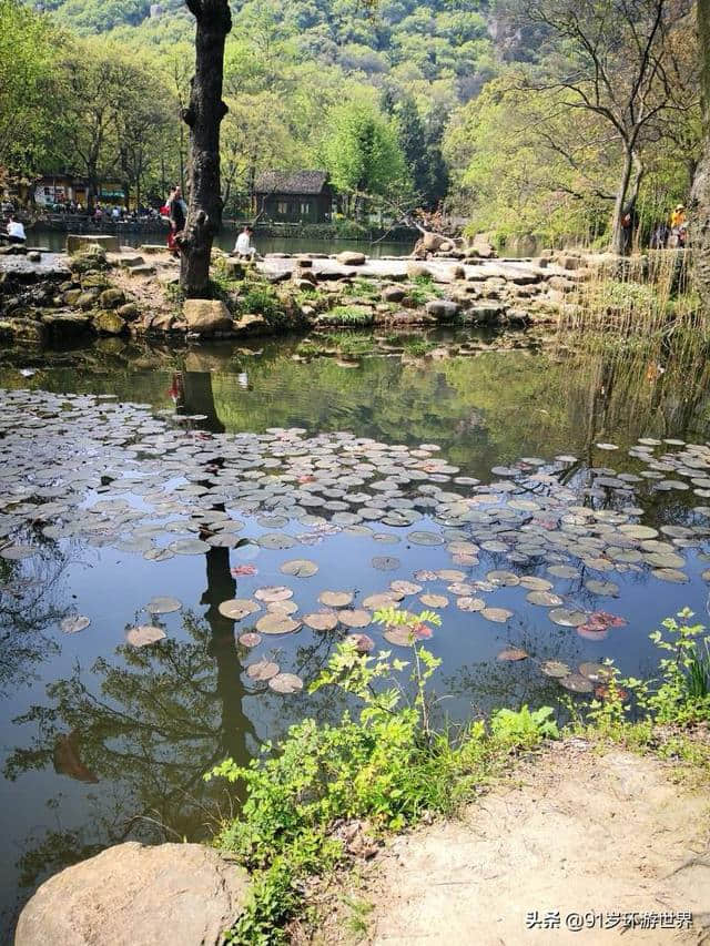 天平山景区位于苏州古城西南，是太湖国家风景名胜区的核心景区