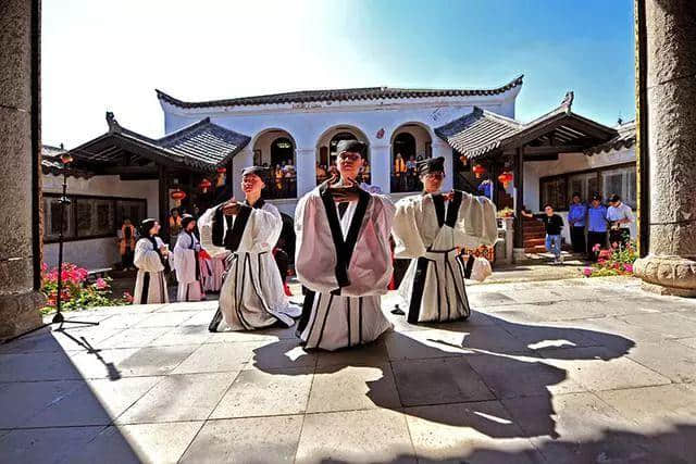 「2569祭孔」武汉新洲问津书院祭孔大典吸引众人，50名武大学生施祭孔礼