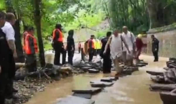 千年古刹宁波天童寺受台风影响遭遇罕见山洪，暂停开放至16日