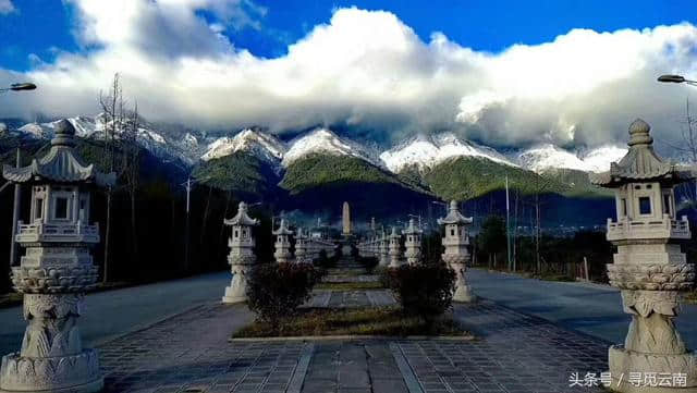 中国大理，天蓝云白，山青雪净，仰望苍山雪景，恍如走进天山人间